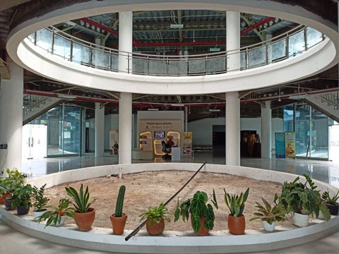 Salah satu pengunjung saat melihat buku di gedung Perpustakaan Modern. | Foto : Galih Prihantoro/ Lampung Geh