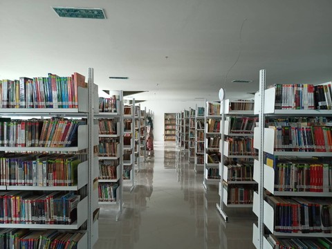 Buku-buku tersusun rapi di gedung Perpustakaan Modern. Layanan perpustakaan saat ini sudah dibuka kembali. | Foto: Galih Prihantoro/ Lampung Geh