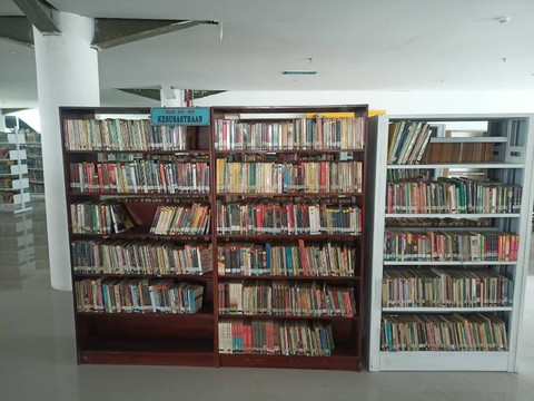 Buku-buku tersusun rapi di gedung Perpustakaan Modern. Layanan perpustakaan saat ini sudah dibuka kembali. | Foto: Galih Prihantoro/ Lampung Geh