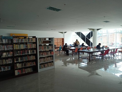 Masyarakat umum menikmati fasilitas ruang baca di gedung Perpustakaan Modern, Bandar Lampung. | Foto: Galih Prihantoro/ Lampung Geh