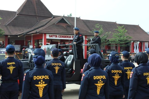 Dankorbrimob Polri Komjen Anang Revandoko menghadiri pelatihan Basic Trauma and Cardiac Life Support (BT&CLS) 2023 di Pusat Latihan Brimob, Bogor, Jawa Barat pada Senin (6/2/2023).  Foto: Polri