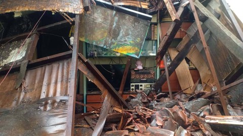 Kondisi mes karyawan RRI di Bali yang roboh diterpa angin. Foto: Denita br Matondang/kumparan