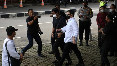 Wiraswasta, Mahendra Dito berjalan keluar usai diperiksa di Gedung Merah Putih KPK, Jakarta, Senin (6/2/2023). Foto: Sigid Kurniawan/Antara Foto 