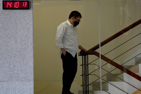 Wiraswasta, Mahendra Dito berjalan keluar usai diperiksa di Gedung Merah Putih KPK, Jakarta, Senin (6/2/2023). Foto: Sigid Kurniawan/Antara Foto 