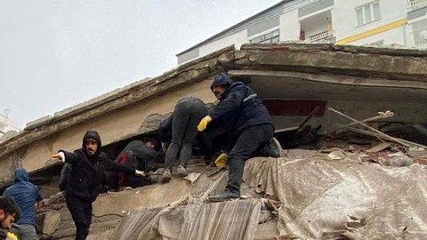 Sejumlah warga dan tim penyelamat mencari korban gempa yang tertimpa bangunan di Diyarbakir, Turki, Senin (6/2/2023). Foto: Sertac Kayar/Reuters