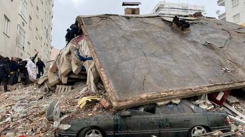 Sejumlah warga dan tim penyelamat mencari korban gempa yang tertimpa bangunan di Diyarbakir, Turki, Senin (6/2/2023). Foto: Sertac Kayar/Reuters