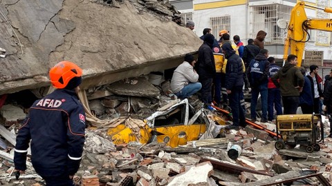 Sejumlah warga dan tim penyelamat mencari korban gempa yang tertimpa bangunan di Diyarbakir, Turki, Senin (6/2/2023). Foto: Sertac Kayar/Reuters