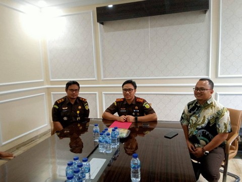 Kepala Kejaksaan Negeri Indramayu, Ajie Prasetya didampingi Kasi Pidsus Helmi dan Kasi Intel, Gunawan. Foto: Bakrudin