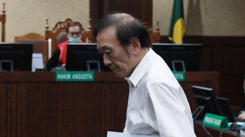 Terdakwa kasus dugaan tindak pidana korupsi Surya Darmadi (tengah) bersiap mengikuti sidang dengan agenda pembacaan tuntutan dari Jaksa Penuntut Umum (JPU) di Pengadilan Tipkor, Jakarta, Senin (6/2/2023). Foto: Reno Esnir/Antara Foto