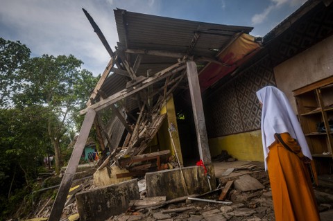 Siswa melihat kondisi asrama pesantren yang roboh di Ponpes Nurul Faizin, Lebak, Banten, Senin (6/2/2023). Foto: Muhammad Bagus Khoirunas/Antara Foto