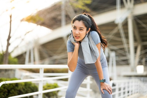 Ilustrasi perempuan berolahraga. Foto: GBJSTOCK/Shutterstock