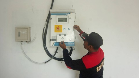 Petugas memeriksa meteran listrik prabayar di Rumah Susun Sewa (Rusunawa) Tegal, Jawa Tengah, Selasa (7/2/2023). Foto: ANTARA FOTO/Oky Lukmansyah