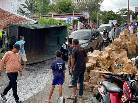 Ratusan dus berisi minyak goreng terlihat terhambur di jalan raya. Foto: Samsul/cermat