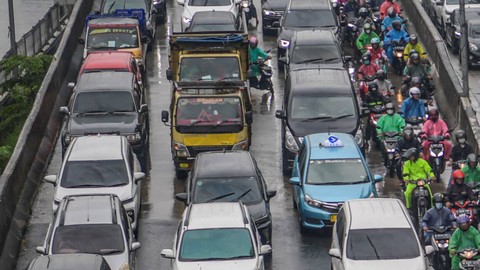 Sejumlah kendaraan terjebak kemacetan di kawasan Jalan TB Simatupang, Jakarta, Selasa (7/2/2023). Foto: Galih Pradipta/Antara Foto