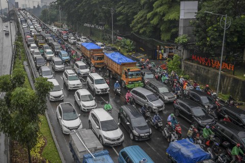 Sejumlah kendaraan terjebak kemacetan di kawasan Jalan TB Simatupang, Jakarta, Selasa (7/2/2023). Foto: Galih Pradipta/Antara Foto