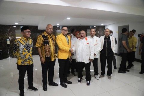 Sekjen PKS Habib Aboe Bakar Al-Habsyi dan Wakil Ketua Umum DPP Partai Golkar Ahmad Doli Kurnia menyampaikan keterangan kepada wartawan usai melakukan pertemuan di Kantor DPP Partai Golkar, Selasa (7/2/2023). Foto: Jamal Ramadhan/kumparan
