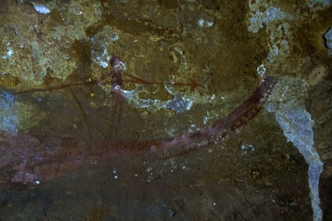 Detail lukisan perahu di dinding gua di Cagar Budaya Bulu Sipong 1 di Kecamatan Bontoa, Kabupaten Maros, Sulawesi Selatan, Selasa (7/2/2023). Foto: Arnas Padda/Antara Foto