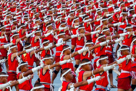 Petinju Muay Thai saat memecahkan rekor dunia selama festival seni bela diri Thailand di Taman Rajabhakti, Hua Hin, provinsi Prachuap Khiri Khan, Thailand. Foto: Athit Perawongmetha/REUTERS