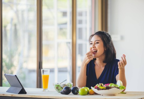 Ilustrasi perempuan makan buah.
 Foto: Shutterstock