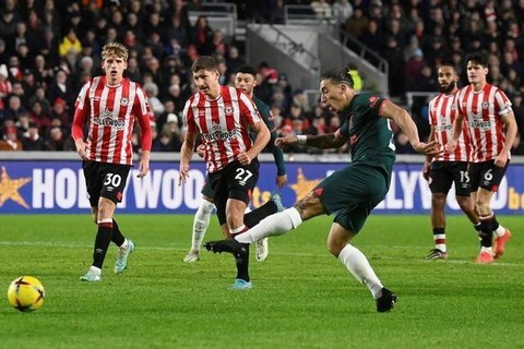 Pemain Liverpool Darwin Nunez menendang bola ke arah gawang Brentford  pad apertandingan lanjutan LIga Inggris di Stadion Komunitas Brentford, London, Inggris. Foto: Toby Melville/REUTERS