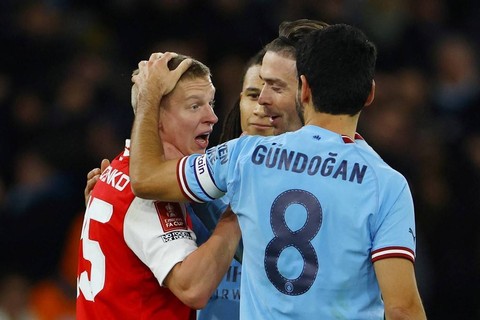 Pemain Arsenal Oleksandr Zinchenko bereaksi terhadap pemain Manchester City Jack Grealish dan Ilkay Gundogan setelah pertandingan di Etihad Stadium, Manchester, Inggris, Jumat (27/1/2023). Foto: Molly Darlington/REUTERS