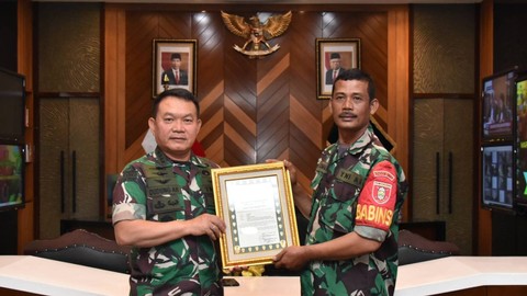 Kopka Azmiadi bertemu Kepala Staf Angkatan Darat (KSAD) Jenderal TNI Dudung Abdurachman. Foto: TNI AD