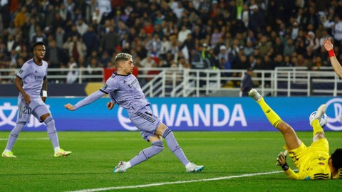 Federico Valverde mencetak gol saat laga Al Ahly SC vs Real Madrid dalam laga semifinal Piala Dunia Antarklub 2022/23 di Stadion Moulay Abdellah, Rabat, Maroko, pada 9 Februari 2023. Foto: REUTERS/Susana Vera