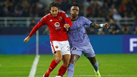 Mohamed Hany duel dengan Vinicius Junior saat laga Al Ahly SC vs Real Madrid dalam laga semifinal Piala Dunia Antarklub 2022/23 di Stadion Moulay Abdellah, Rabat, Maroko, pada 9 Februari 2023. Foto: REUTERS/Susana Vera