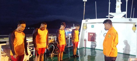 Basarnas Ternate saat persiapan melakukan pencarian seorang kakek atas nama Ismail H. Kahar yang dikabarkan hilang saat mancing ikan di perairan Pulau Makeang. Foto: Istimewa