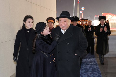 Pemimpin Korea Utara Kim Jong Un, istrinya Ri Sol Ju dan putri mereka Kim Ju Ae menghadiri parade militer untuk memperingati 75 tahun berdirinya tentara Korea Utara, di Lapangan Kim Il Sung di Pyongyang, Korea Utara. Foto: KCNA/via REUTERS
