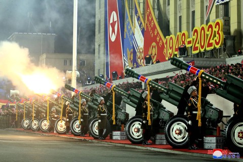 Rudal ditampilkan selama parade militer untuk memperingati 75 tahun berdirinya tentara Korea Utara, di Lapangan Kim Il Sung di Pyongyang, Korea Utara, Rabu (8/2/2023). Foto: KCNA via REUTERS