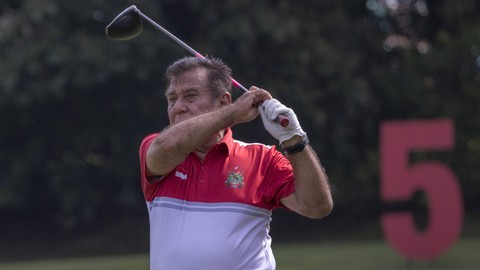 Tokoh organisasi kemasyarakatan Pemuda Pancasila Japto Soerjosoemarno bermain Golf di Damai Indah Golf Club, BSD Course, Tangerang Selatan, Banten, Kamis (9/2/2023).   Foto: Aditia Noviansyah/kumparan