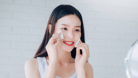 Ilustrasi membersihkan kulit sehabis makeup. Foto: MMD Creative/shutterstock