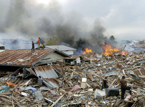 Reruntuhan bangunan di Banda Aceh. Foto: Philippe Desmazes/AFP