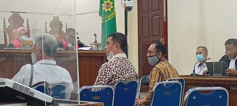 Kepala Biro Akademik dan Kemahasiswaan Universitas Lampung Hero Satrian Arif (tengah) saat dihadirkan sebagai saksi dalam perkara suap penerimaan mahasiswa baru Universitas Lampung. | Foto : Galih Prihantoro/ Lampung Geh