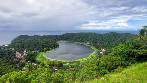 Danau berbentuk hati yang kini dinamakan Danau Cinta yang ada di Pulau Makalehi, Kabupaten Kepulauan Sitaro.