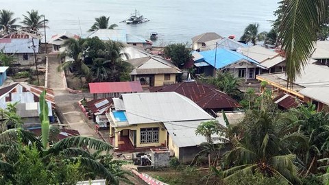 Suasana perkampungan di Pulau Makalehi