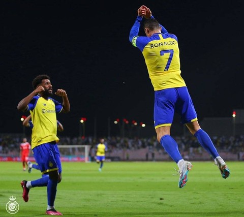 Cristiano Ronaldo mencetak gol saat Al Nassr melawan Al Wehda dalam laga lanjutan Liga Arab Saudi 2022/23 di King Abdul Aziz Stadium, Makkah, pada 10 Februari 2023. Foto: Ofisial Al Nassr