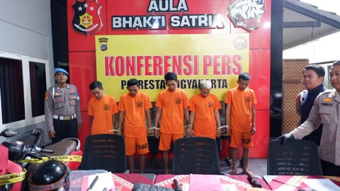 Pelaku kejahatan jalanan atau klitih di Titik Nol Kilometer, Kota Yogyakarta, dihadirkan dalam konferensi pers, Jumat (10/2/2023).   Foto: Arfiansyah Panji Purnandaru/kumparan