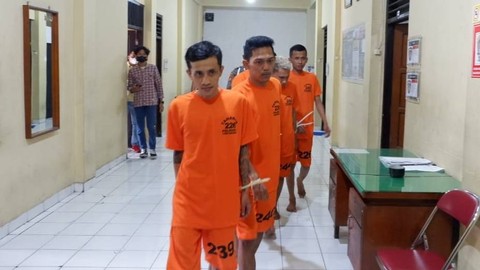 Pelaku kejahatan jalanan atau klitih di Titik Nol Kilometer, Kota Yogyakarta, dihadirkan dalam konferensi pers, Jumat (10/2/2023).  Foto: Arfiansyah Panji Purnandaru/kumparan