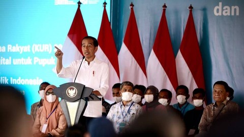 Presiden Jokowi menyerahkan KUR dan meluncurkan Kartu Tani Digital di Aceh Utara. Foto: Abdul Hadi/acehkini  