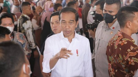 Presiden berbincang dengan warga. Foto: Abdul Hadi/acehkini 