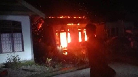 Kebakaran melalap rumah warga di Dusun Sidal, Kecamatan Sampaga, Mamuju.  Foto: Tangkapan Layar Video