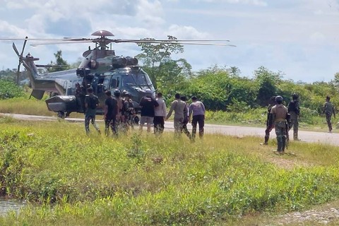 Personel TNI/Polri berada di dekat helikopter yang mendarat di Distrik Kenyam, Kabupaten Nduga, Papua Pegunungan, Rabu (8/2/2023). Foto: Humas Pendam Cenderawasih/HO ANTARA