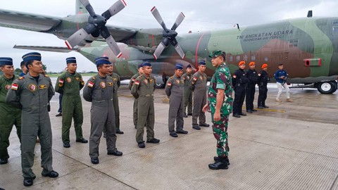 Suasana persiapan pengiriman bantuan untuk korban gempa Turki di Lanud Halim Perdanakusuma, Jakarta, Sabtu (11/2/2023). Foto: Thomas Bosco/kumparan