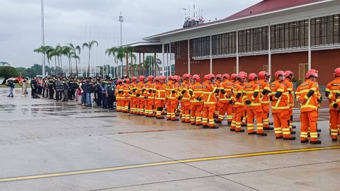 Suasana persiapan pengiriman bantuan untuk korban gempa Turki di Lanud Halim Perdanakusuma, Jakarta, Sabtu (11/2/2023). Foto: Thomas Bosco/kumparan