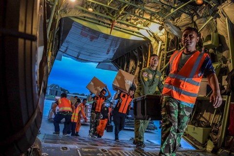 Petugas memasukkan bantuan logistik untuk korban gempa bumi Turki ke dalam pesawat Hercules C-130 TNI AU di Lanud Halim Perdanakusuma, Jakarta, Sabtu (11/2/2023). Foto: Galih Pradipta/ANTARA FOTO