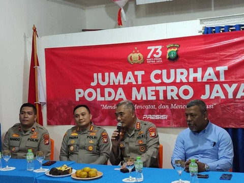 Petugas Polisi membuka diskusi kepada warga Kota Bambu, Jakarta Barat, Sabtu (11/2). Foto: Dok. Polsek Tambora