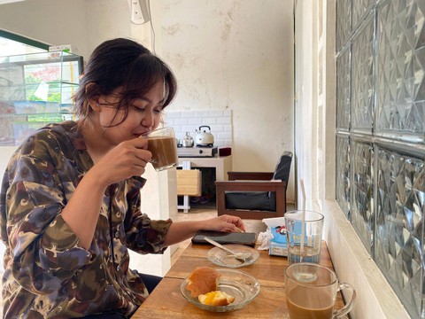 Pengunjung menikmati kopi susu khas Pontianak di Warkop Tanjungpura Yogyakarta. Foto: Teri/Hi!Pontianak 