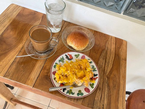 Kopi susu, goreng pisang serikaya dan roti serikaya